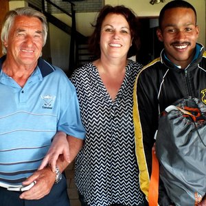 Die spelers wat in die derde plek geëindig het, is (links en regs) El Matthee en Malcolm Tobias, met Helene Segal saam met hulle.